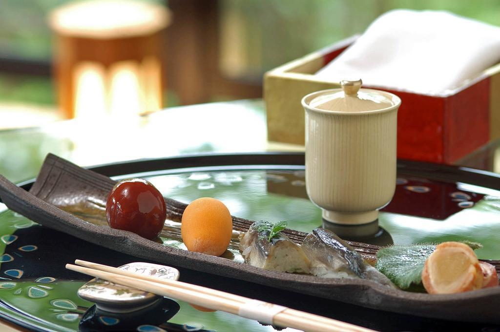 Hakone Tokinoshizuku Hotel Bagian luar foto A sushi boat