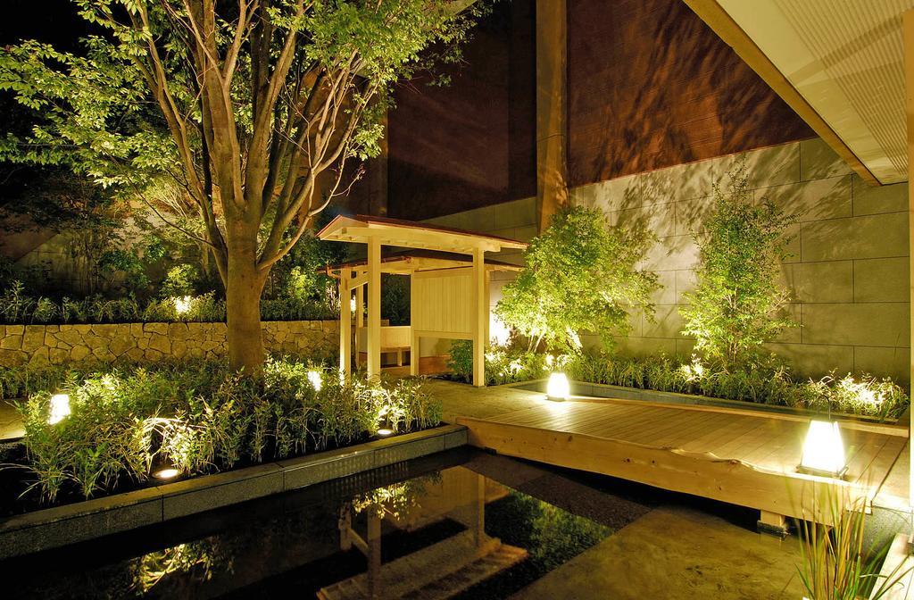 Hakone Tokinoshizuku Hotel Bagian luar foto A Japanese garden at night